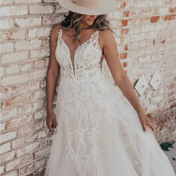 Elegant White Lace Wedding Dress - Picture 3 of 8